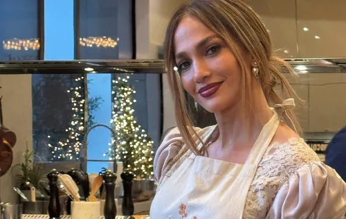 Jennifer Lopez’s Effortless Thanksgiving Hair Is the Chic-Casual Look Everyone Wants for the Holidays